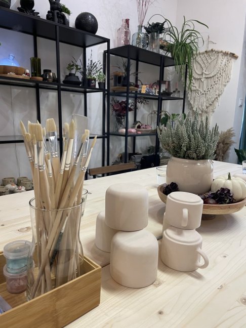 Namaluj si vlastní keramický hrneček na kávu