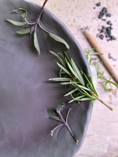 Keramický kurz - Keramická mísa s obtisky bylinek