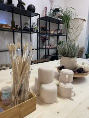 Namaluj si vlastní keramický hrneček na kávu