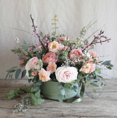Jarní flowerbox plný květin