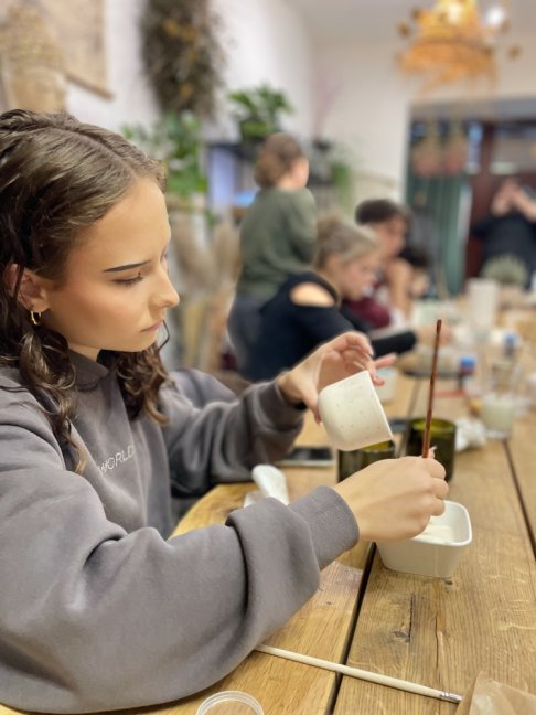 Namaluj si vlastní keramický hrneček na kávu